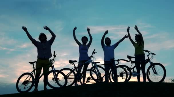 Gün batımı gökyüzüne elleriyle sallayarak bisikletçiler. - Video, Çekim