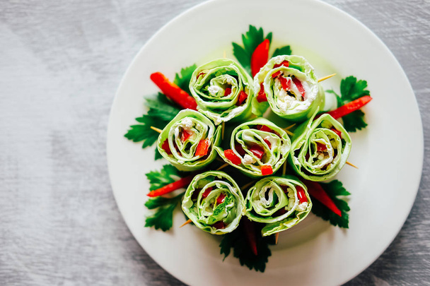 Свіжі та смачні зелені вегетаріанські весняні рулони
 - Фото, зображення