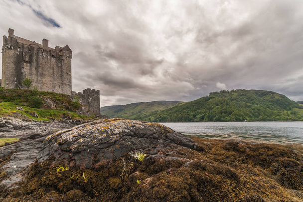 Casa principal e torre de Eilean Donan Castle, Escócia
. - Foto, Imagem