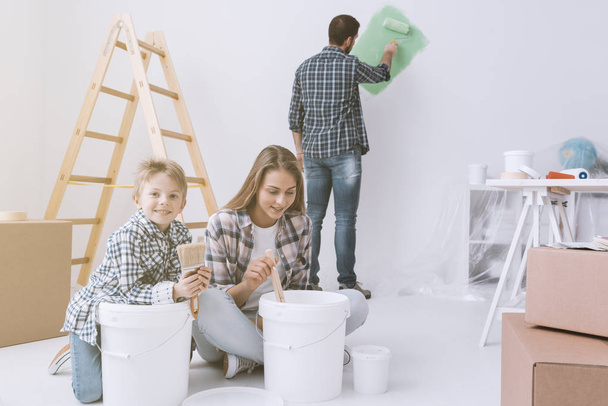 Young family doing home makeover - Foto, Imagen