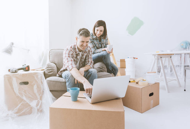 Couple moving into new house - Foto, imagen