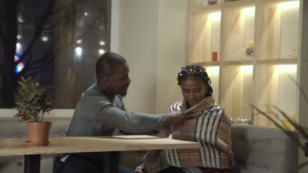 Couple dans le café parler au serveur
 - Séquence, vidéo