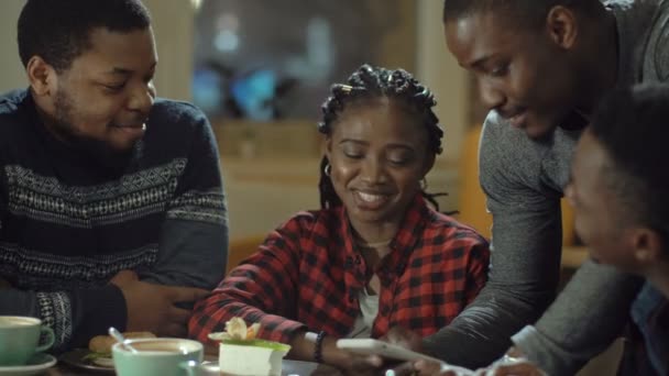Schwarze haben Spaß in Cafeteria - Filmmaterial, Video