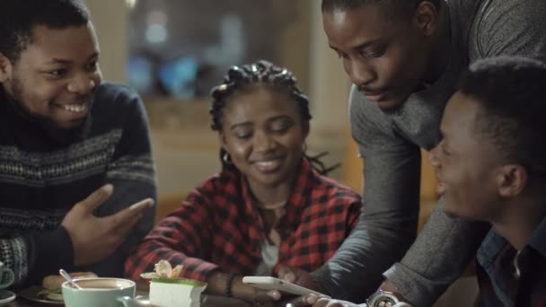 Černí lidé baví v kavárně - Záběry, video