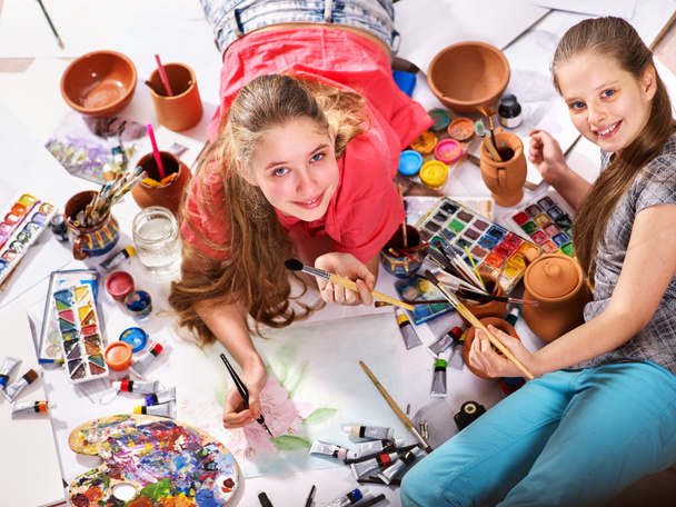 Artista autêntico crianças menina pinturas no chão. Vista superior
. - Foto, Imagem
