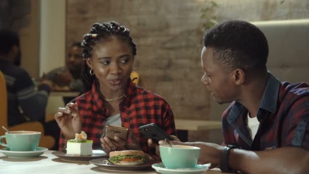 Aantrekkelijke jonge zwarte paar in een cafetaria - Video