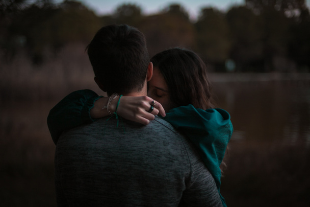 Милий іспанського пару Маючи гарний день, обіймати й цілувати один одного, в парку перед озеро у Севільї, Іспанія. - Фото, зображення