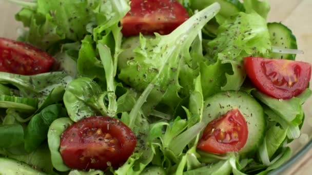 Friss zöldség. Fordult egy tányér saláta, paradicsom, cucumbars készült saláta - Felvétel, videó