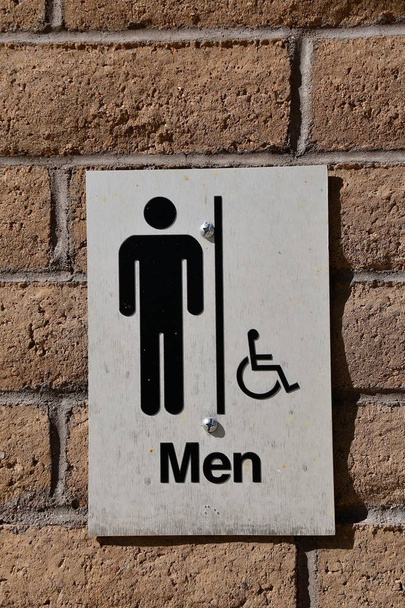 Señal exterior que indica el baño de hombres con acceso para discapacitados
  - Foto, imagen