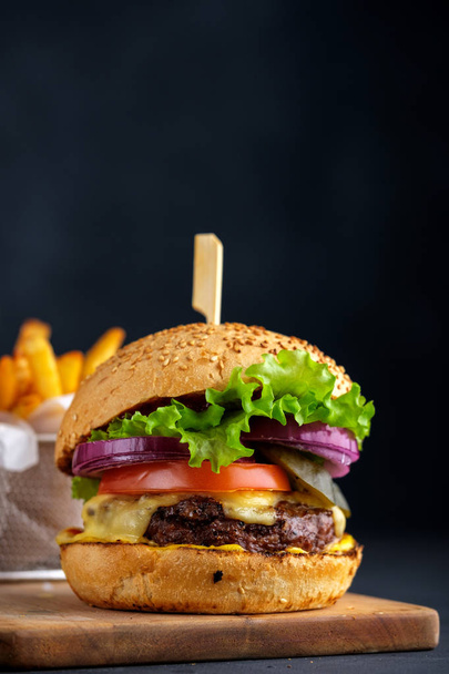 Вкусный гамбургер из говядины с салатом, сыром и луком
  - Фото, изображение