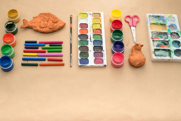 Um conjunto de materiais para criatividade e desenho Hobbies. Aulas de criatividade com crianças. Flat lay vista superior
 - Foto, Imagem