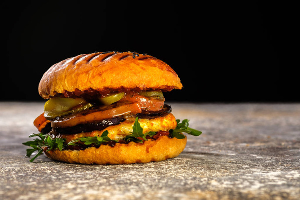 frische saftige leckere hausgemachte Burger. Hamburger mit Fleisch und f - Foto, Bild
