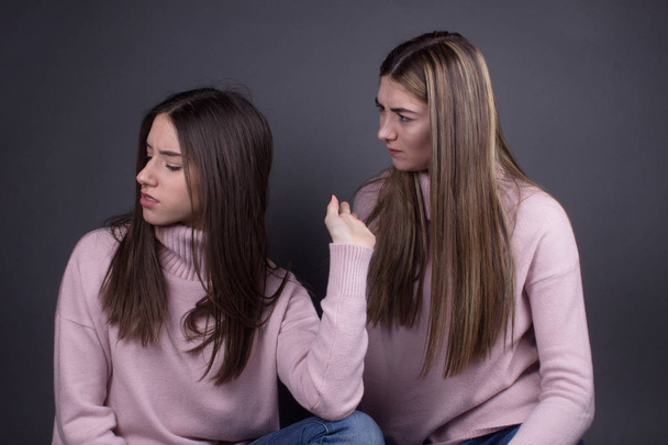 meninas adolescentes argumento isolado
 - Foto, Imagem