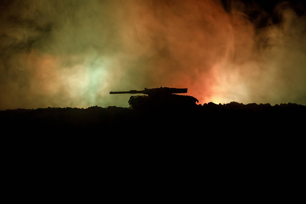 Savaş kavramı. Askeri siluetleri sahne üzerinde savaş sis sky mücadele arka plan, Dünya Savaşı Alman tankları siluetleri bulutlu manzarası, gece aşağıda. Saldırı sahne. Zırhlı araçlar. Savaş tankları. Yakın çekim - Fotoğraf, Görsel