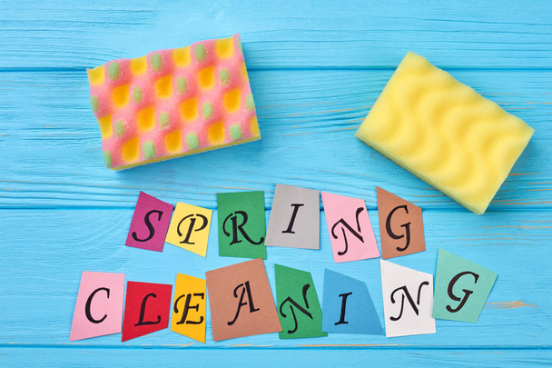 Papel colorido cortar letras primavera limpeza
. - Foto, Imagem