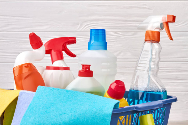 Sortimento de detergentes em cesta de roupa
. - Foto, Imagem