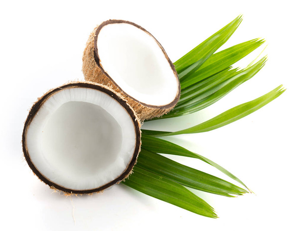 kokosnoten met bladeren geïsoleerd op de witte - Foto, afbeelding