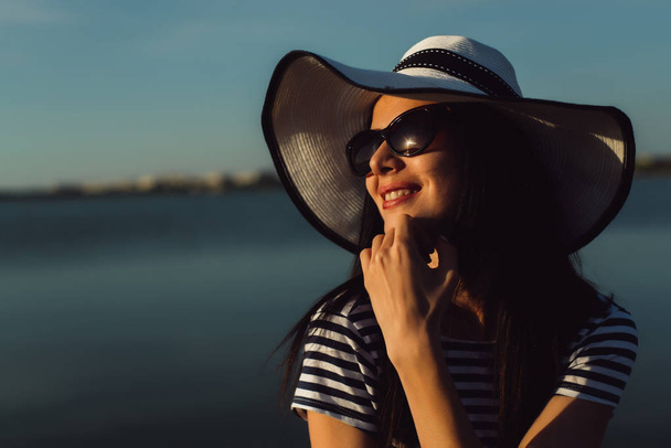 Una mujer con sombrero y gafas
  - Foto, Imagen