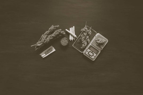 Marijuana, écailles, jambs et une mauvaise herbe de broyeur de cannabis sur une couleur noire Vintage
 - Photo, image