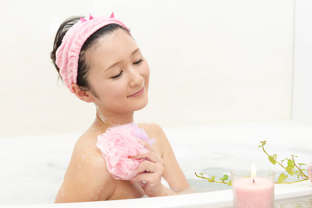 Giovane bella donna che fa il bagno rilassante
 - Foto, immagini