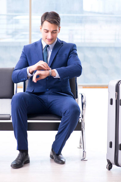 Liikemies odottaa lentokentällä hänen kone liiketoiminnan cla - Valokuva, kuva