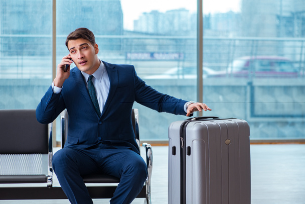 Geschäftsmann wartet am Flughafen auf sein Flugzeug im Business-Clan - Foto, Bild