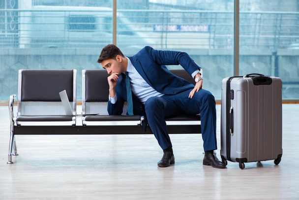 Бизнесмен ждет в аэропорту своего самолета в бизнес-клане - Фото, изображение