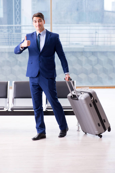 Podnikatel čeká na letišti na své letadlo v obchodní cla - Fotografie, Obrázek