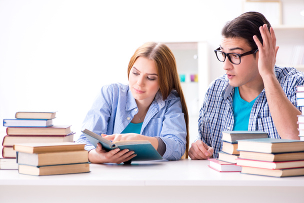 Dvojice studentů studujících na univerzitní zkoušky - Fotografie, Obrázek