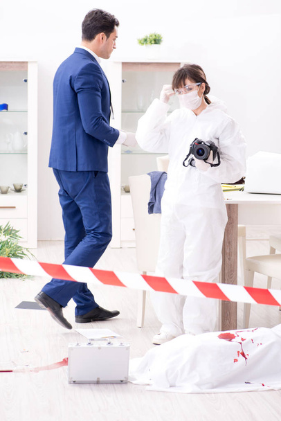 Investigador forense en la escena del crimen de oficina - Foto, imagen
