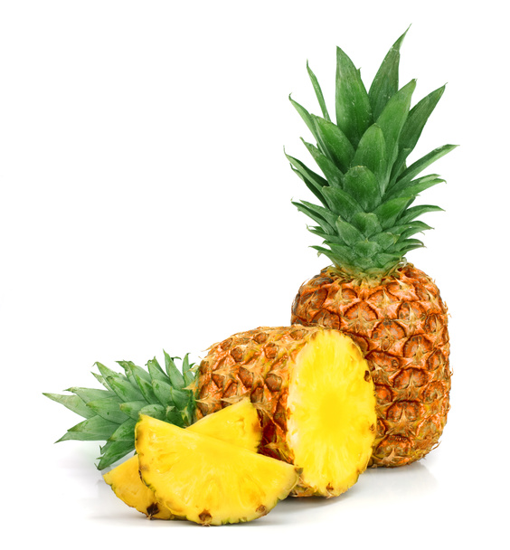 Ananas mit Scheiben isoliert auf weißem Hintergrund - Foto, Bild