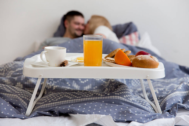 Couple enjoying breakfast in bed - Zdjęcie, obraz