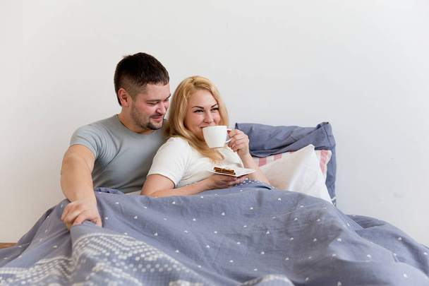 Couple enjoying breakfast in bed - Foto, Imagen