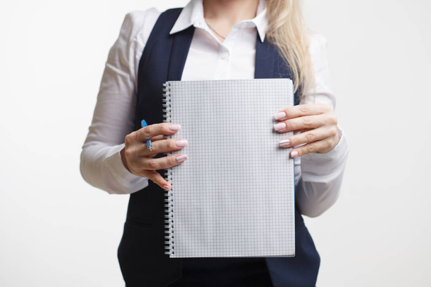 Geschäftsfrau mit Notizblock oder Organisator zeigt etwas. auf einer wh - Foto, Bild