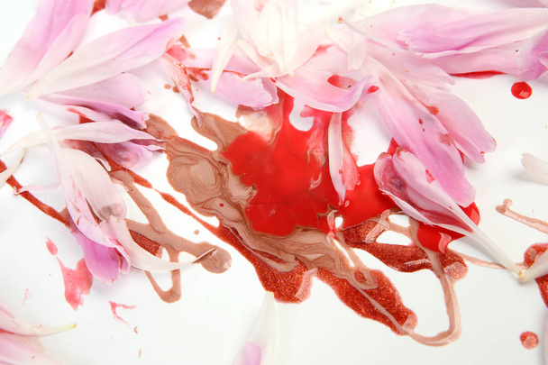varnish and flower petals - Foto, Bild