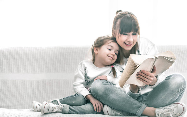 Mutter und Tochter lesen ein Buch - Foto, Bild