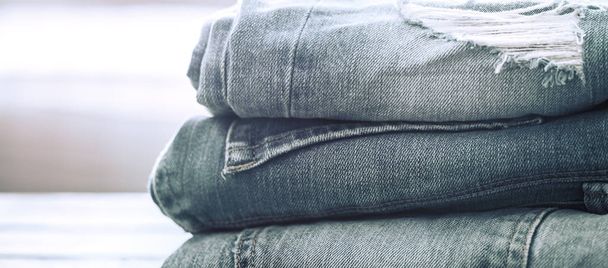 Hromadu džíny na dřevěné pozadí - Fotografie, Obrázek
