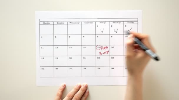 Firma el día en el calendario con un bolígrafo, dibuja un cumpleaños
 - Metraje, vídeo