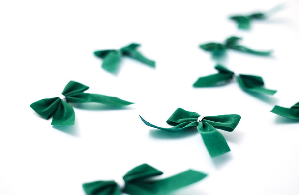 Зелені оксамитові банти на білому
 - Фото, зображення