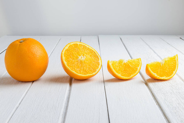 Csendélet fél crescent, félpanziós, teljes friss narancs gyümölcs Vinta - Fotó, kép