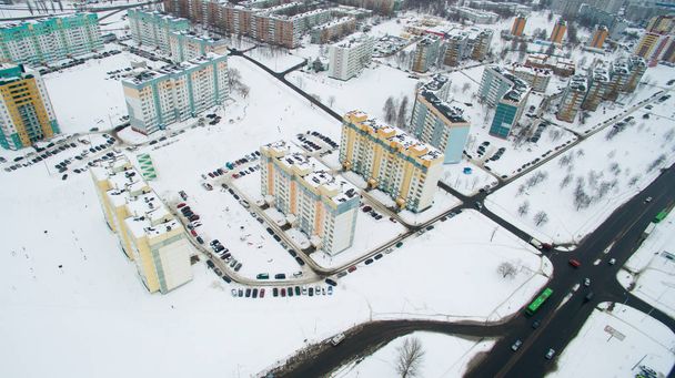 Cidade de inverno de uma altura. Foto tirada por quadrocopter. Grandes edifícios altos e estrada
 - Foto, Imagem