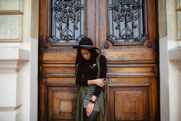 beautiful  African American woman in stylish clothes  posing in city - Zdjęcie, obraz