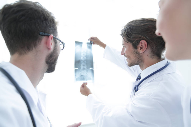Portrait of happy surgeons holding x-ray report - Фото, изображение