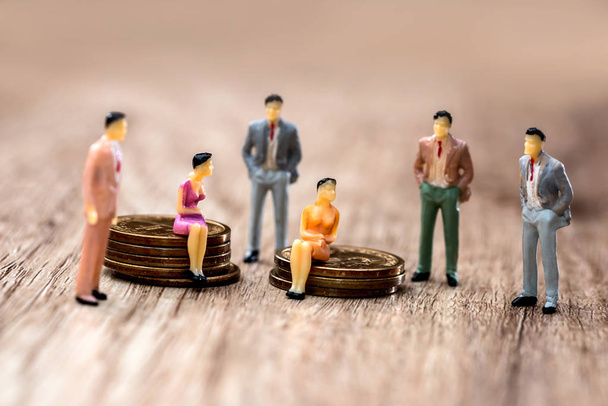 мини-люди с монетами на столе
 - Фото, изображение