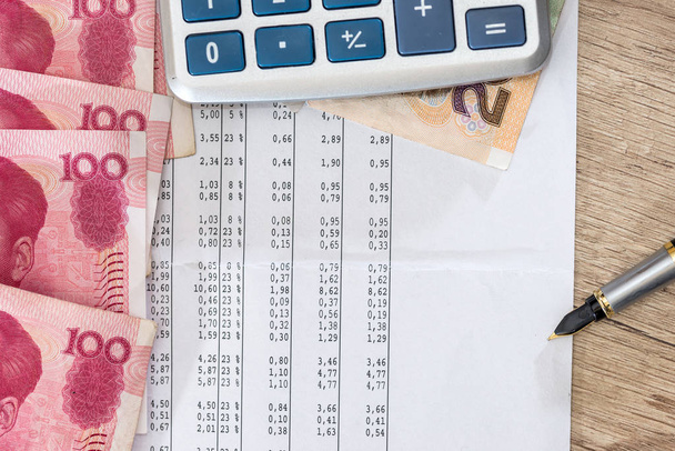 Presupuesto de texto con calculadora, yuan y pluma en el escritorio
. - Foto, Imagen