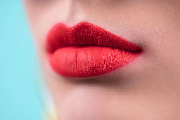 Sexy lips. Beauty red lips make up detail. Close up. Sensual mouth. lipstick, lipgloss - Foto, afbeelding