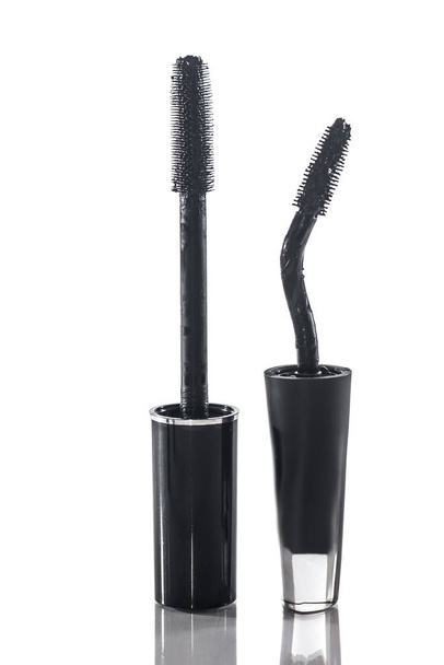 Rímel negro con cepillo aplicador aislado en blanco
 - Foto, Imagen
