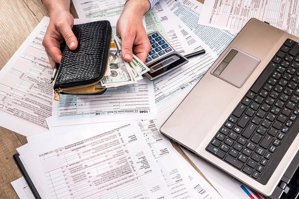 Steuerformular, Geld, Visitenkarte, Laptop und Taschenrechner - Foto, Bild