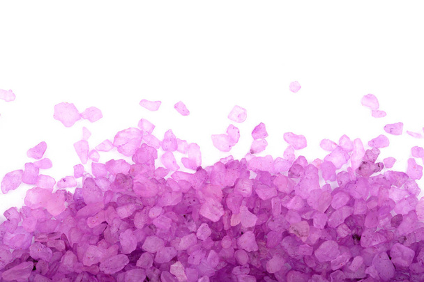 Sel marin violet isolé sur fond blanc, lavande avec espace de copie pour votre texte. Vue de dessus. Pose plate
 - Photo, image