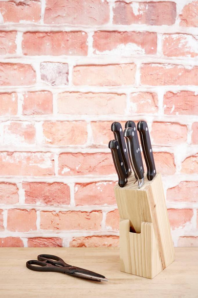 Студійне фото дерев'яного блочного набору ножів
 - Фото, зображення